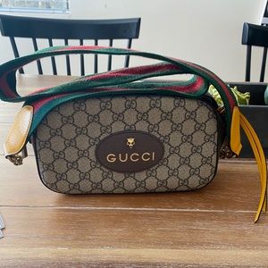 GUCCI NEO VINTAGE GG SUPREME MESSENGER BAG
